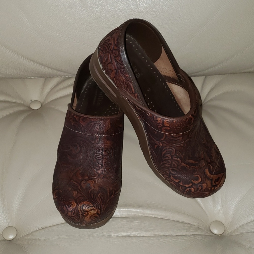 SANITA PROFESSIONAL GWENORE TOOLED LEATHER CLOGS